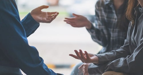 Deux personnes du debattierklub de allemand.ch qui échangent ensemble.