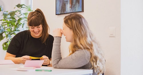 Deux personnes du konversationsklub de allemand.ch qui échangent ensemble.