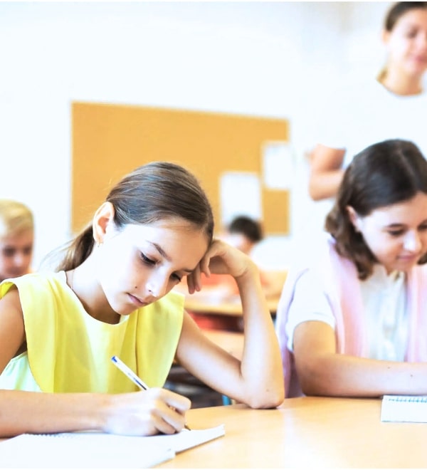 des écoliers passent l'épreuve officielle ECR d'allemand dans leur salle d'école