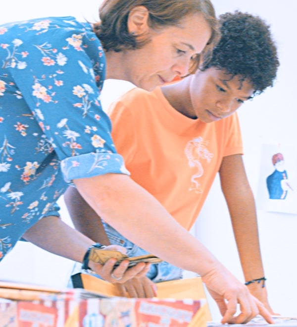 Une formatrice offre su soutien scolaire en allemand à une écolière.