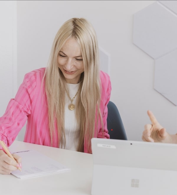 Une femme adulte suit un cours adultes d'allemand sur-mesure pour des raisons professionnlles