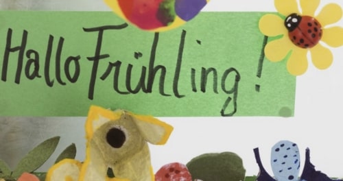 Des bricolages d'enfants et un message en allemand pour évoquer un cours pour enfant avant l'école obligatoire