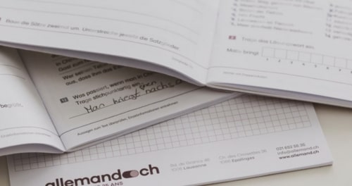 Des manuels d'allemand posés sur une table donne une vision scolaire de l'apprentissage de l'allemand. La préparation des épreuves ECR est un bon moyen de réussir sa scolarité