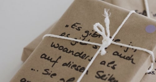 Un message en allemand est écrit sur un livre emballé. les germanophones ont accès a un apprentissage plus poussé de l'allemand.